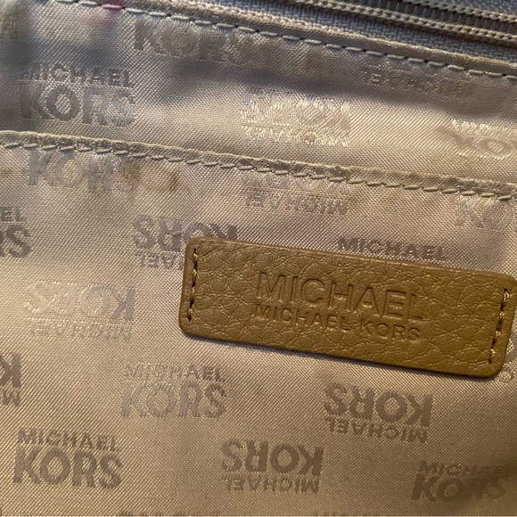 Michael Kors soft grain leather shoulder bag - Picture 5 of 7